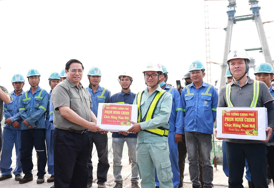 Hình ảnh Thủ tướng Phạm Minh Chính thăm, tặng quà động viên kỹ sư, công nhân thi công Dự án cầu Mỹ Thuận 2. (Ảnh: Dương Giang/TTXVN)