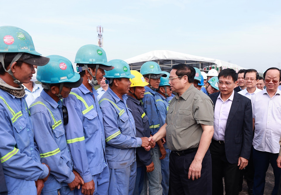 Sáng 30/1, Thủ tướng Phạm Minh Chính đến kiểm tra tiến độ Dự án thành phần đầu tư xây dựng cầu Mỹ Thuận 2 và đường dẫn hai đầu cầu thuộc dự án xây dựng một số đoạn đường bộ cao tốc trên tuyến Bắc-Nam phía Đông. (Ảnh: Dương Giang/TTXVN)