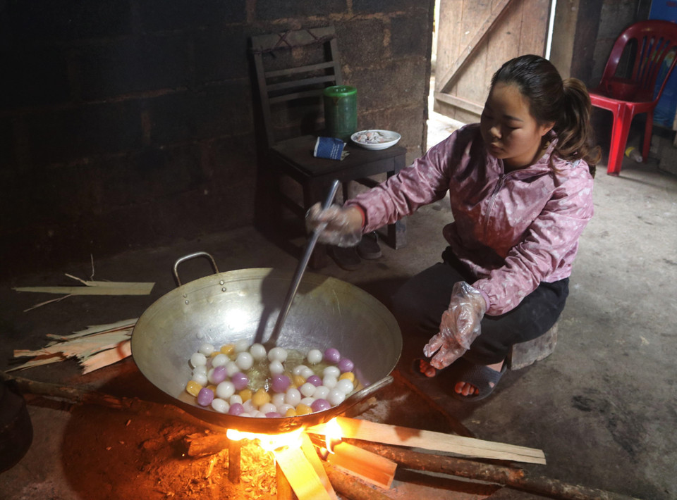 Khi ăn, chỉ cần chao bánh để bánh nở phồng to và trắng mịn. (Ảnh: Chu Hiệu/TTXVN)