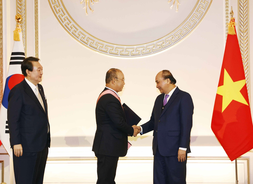 Chủ tịch nước Nguyễn Xuân Phúc và huấn luyện viên Park Hang-seo. (Ảnh: Thống Nhất/TTXVN)