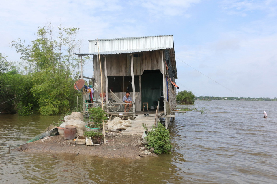 Nhà cửa ở xã Vĩnh Trị (huyện Vĩnh Hưng, Long An) ngập trong nước lũ. (Ảnh: Trường Giang/TTXVN)