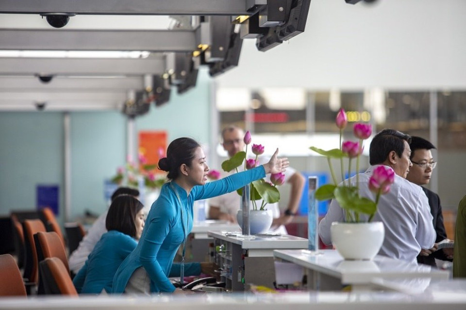 Nhân viên mặt đất tại các sân bay phục vụ hành khách xuyên Tết. Năm nay Vietnam Airlines cung ứng gần 1,5 triệu chỗ phục vụ hành khách đi lại dịp Tết Nguyên đán Kỷ Hợi. (Ảnh: Minh Tuấn)