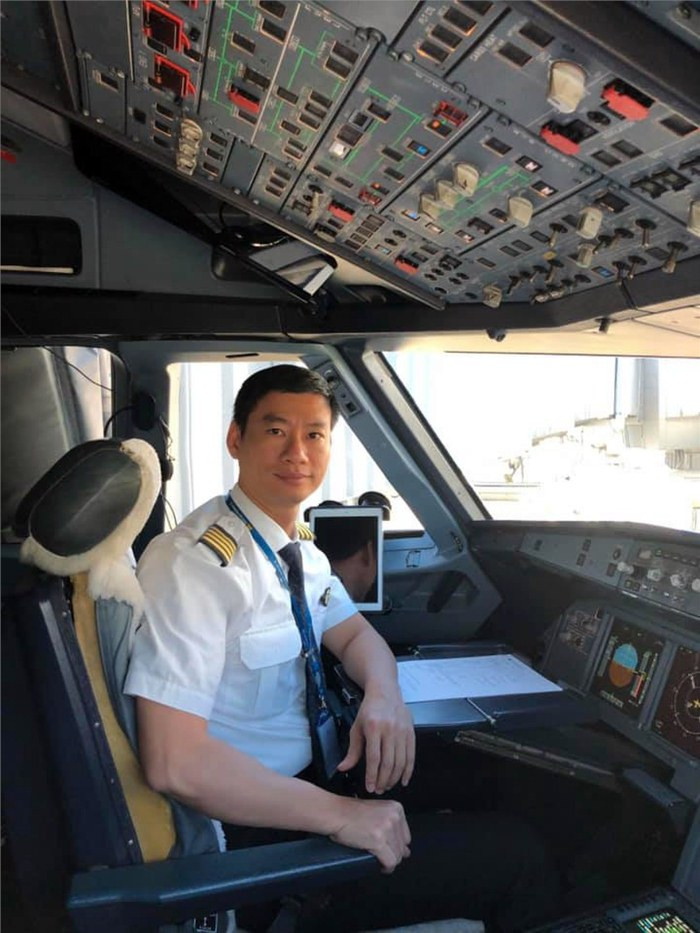 Cơ trưởng Nghiêm Duy Long đã gắn bó với nghề bay hơn 10 năm và thường xuyên bay vào dịp Giao thừa, Tết. (Ảnh: Minh Tuấn)
