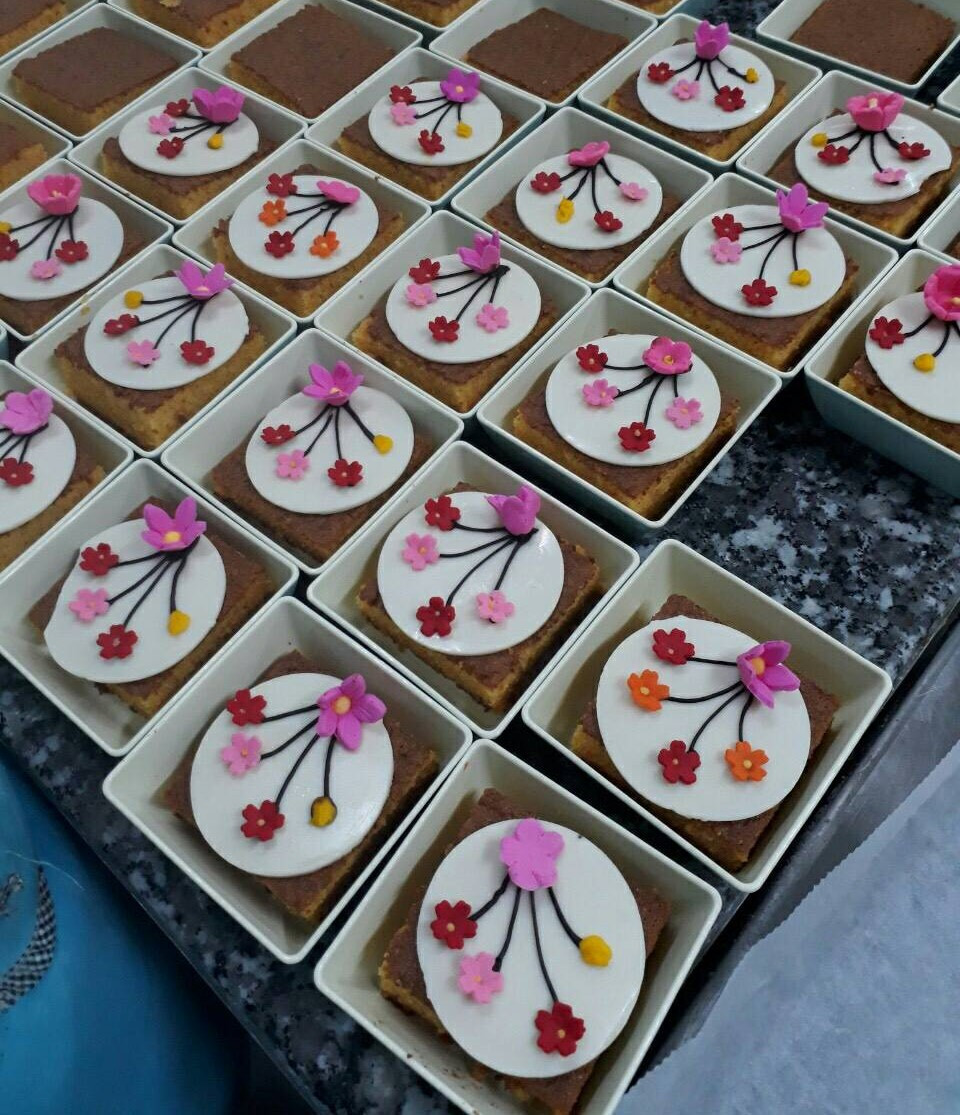 Các suất bánh tráng miệng trong bữa chính được thiết kế đặc biệt góp phần mang thêm màu sắc và không khí Tết cổ truyền lên máy bay. (Ảnh: Minh Tuấn)