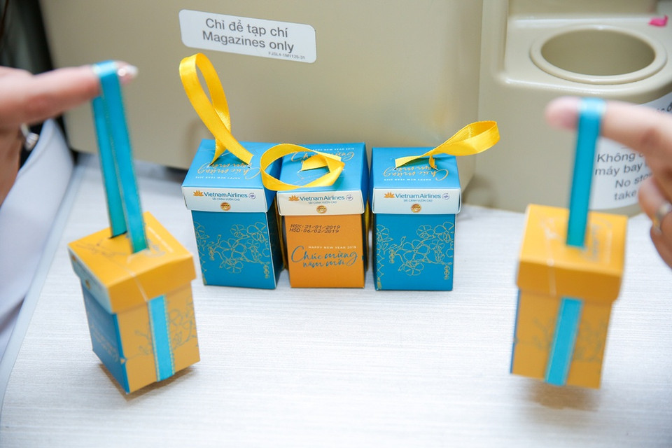Trên các chuyến bay đầu năm, Vietnam Airlines dành tặng những hộp bánh cốm dừa xinh xắn, món bánh truyền thống tượng trưng cho hạnh phúc và sự kết nối. (Ảnh: Minh Tuấn)