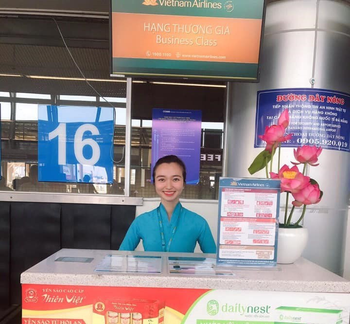 Ngành hàng không có đặc thù thời gian làm việc cả trong lễ, Tết và vào khung giờ đêm, rạng sáng với mong muốn nối những nhịp cầu sum họp bên gia đình, người thân. (Ảnh: Minh Tuấn)