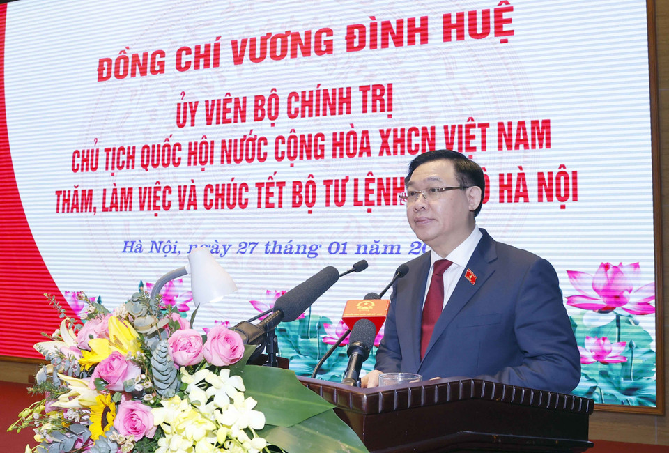 Chủ tịch Quốc hội Vương Đình Huệ chúc Tết cán bộ, chiến sỹ Bộ Tư lệnh Thủ đô Hà Nộ. (Ảnh: Doãn Tấn/TTXVN)