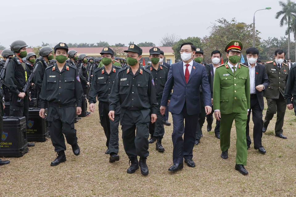 Chủ tịch Quốc hội Vương Đình Huệ kiểm tra công tác sẵn sàng chiến đấu và trực Tết tại Bộ Tư lệnh Cảnh sát cơ động. (Ảnh: Doãn Tấn/TTXVN)