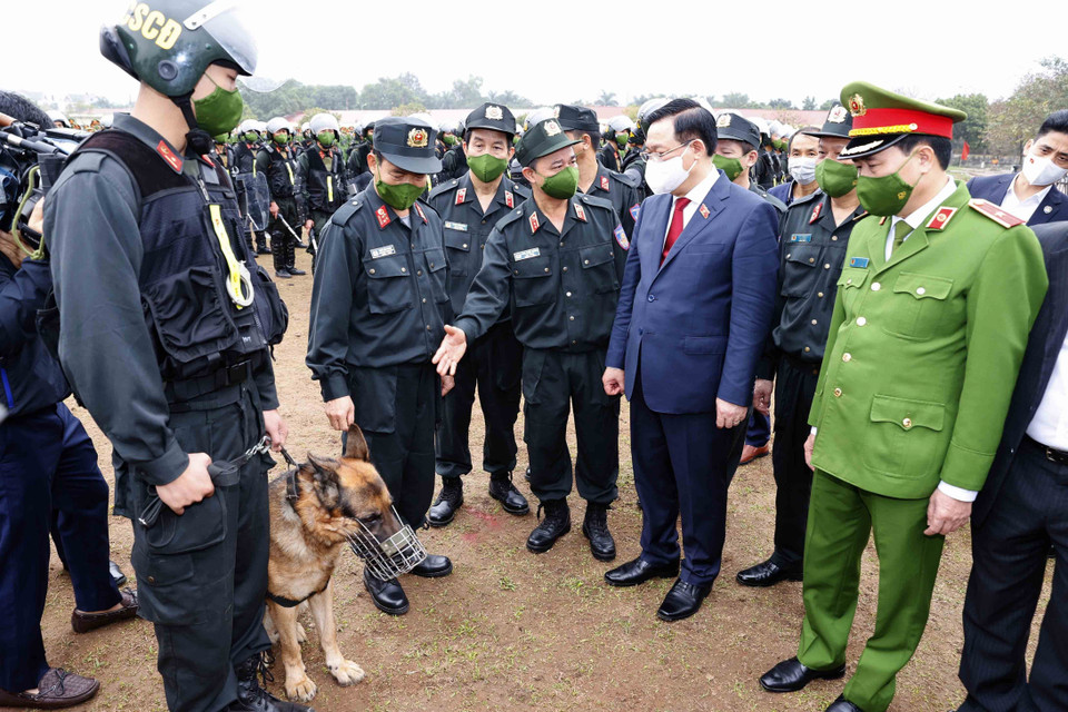 Chủ tịch Quốc hội Vương Đình Huệ kiểm tra công tác sẵn sàng chiến đấu và trực Tết tại Bộ Tư lệnh Cảnh sát cơ động. (Ảnh: Doãn Tấn/TTXVN)