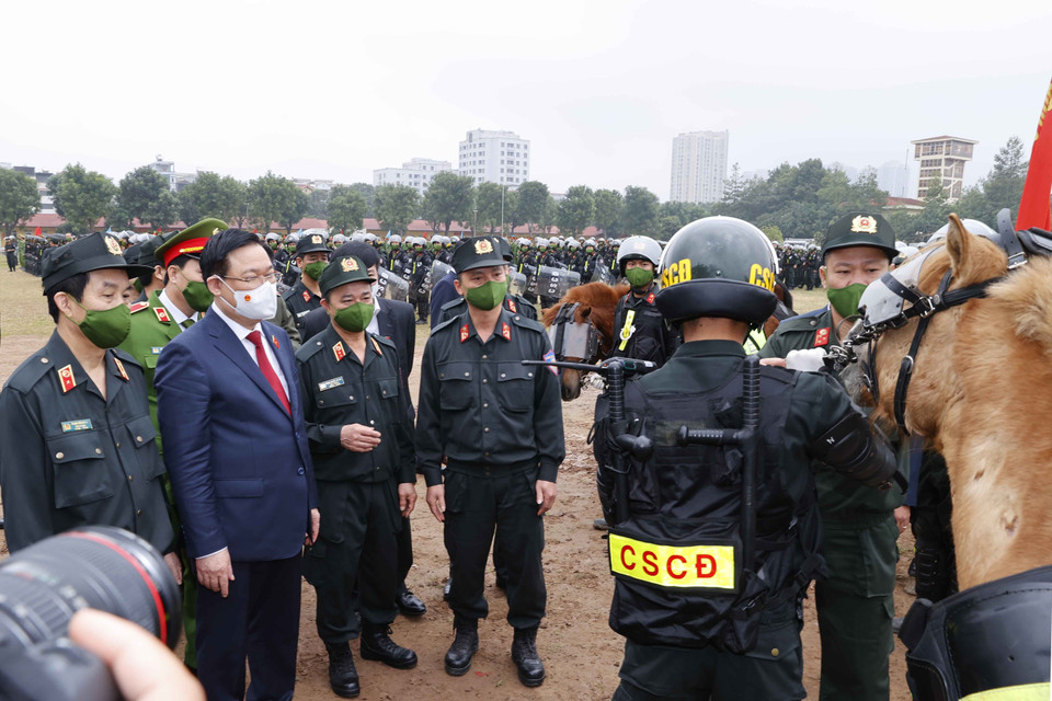 Chủ tịch Quốc hội Vương Đình Huệ kiểm tra công tác sẵn sàng chiến đấu và trực Tết tại Bộ Tư lệnh Cảnh sát cơ động. (Ảnh: Doãn Tấn/TTXVN)