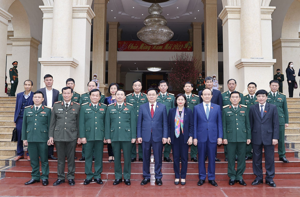 Chủ tịch Quốc hội Vương Đình Huệ với các lãnh đạo Bộ Tư lệnh Thủ đô Hà Nội. (Ảnh: Doãn Tấn/TTXVN)