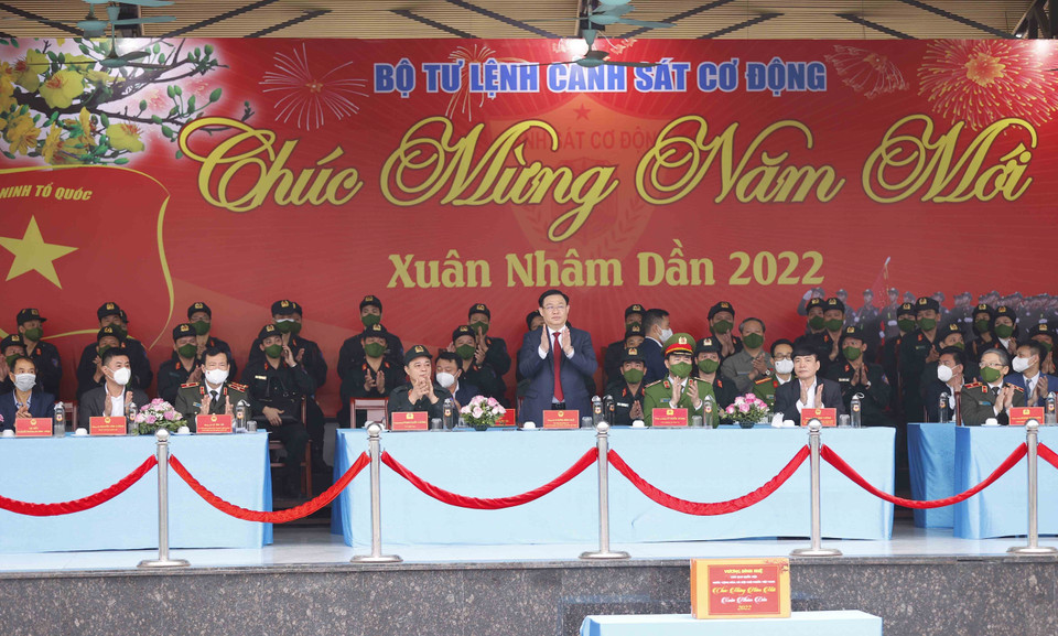 Chủ tịch Quốc hội Vương Đình Huệ đến thăm, kiểm tra công tác sẵn sàng chiến đấu và trực Tết tại Bộ Tư lệnh Cảnh sát cơ động. (Ảnh: Doãn Tấn/TTXVN)