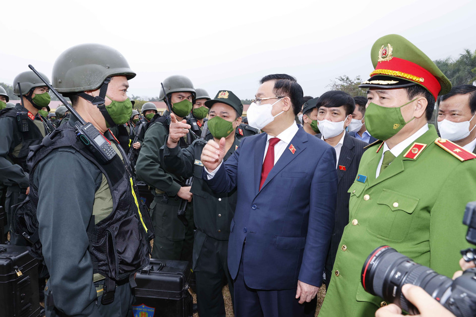 Chủ tịch Quốc hội Vương Đình Huệ với cán bộ, chiến sỹ Bộ Tư lệnh Cảnh sát cơ động. (Ảnh: Doãn Tấn/TTXVN)