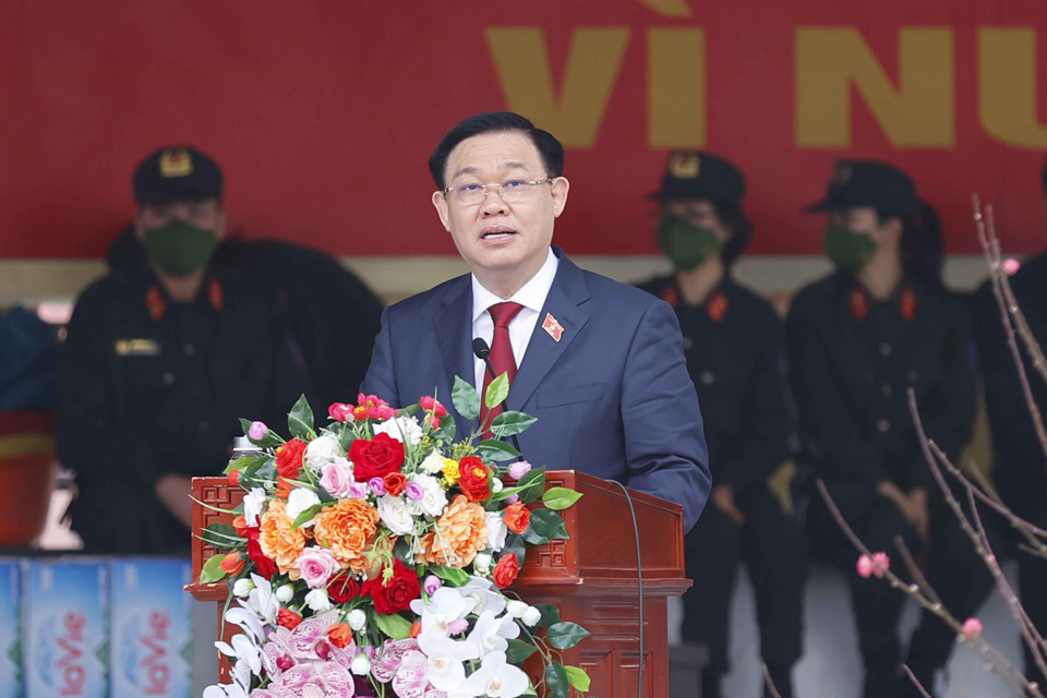 Chủ tịch Quốc hội Vương Đình Huệ chúc Tết cán bộ, chiến sỹ Bộ Tư lệnh Cảnh sát cơ động. (Ảnh: Doãn Tấn/TTXVN)