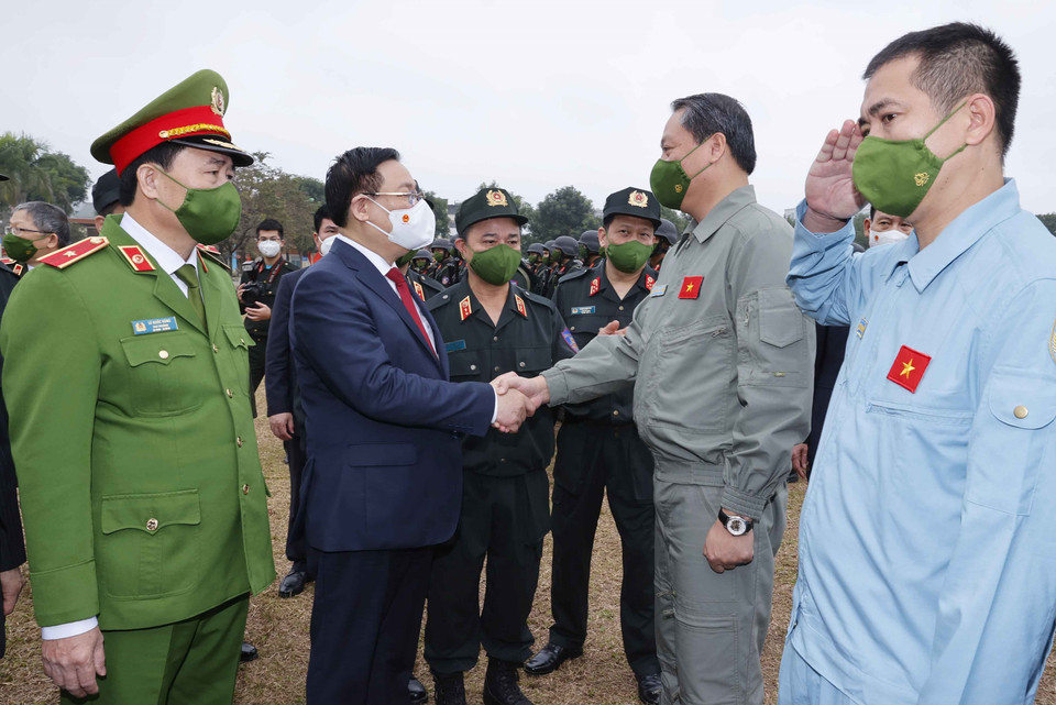 Chủ tịch Quốc hội Vương Đình Huệ với cán bộ, chiến sỹ Trung đoàn Không quân Công an nhân dân, Bộ Tư lệnh Cảnh sát cơ động. (Ảnh: Doãn Tấn/TTXVN)