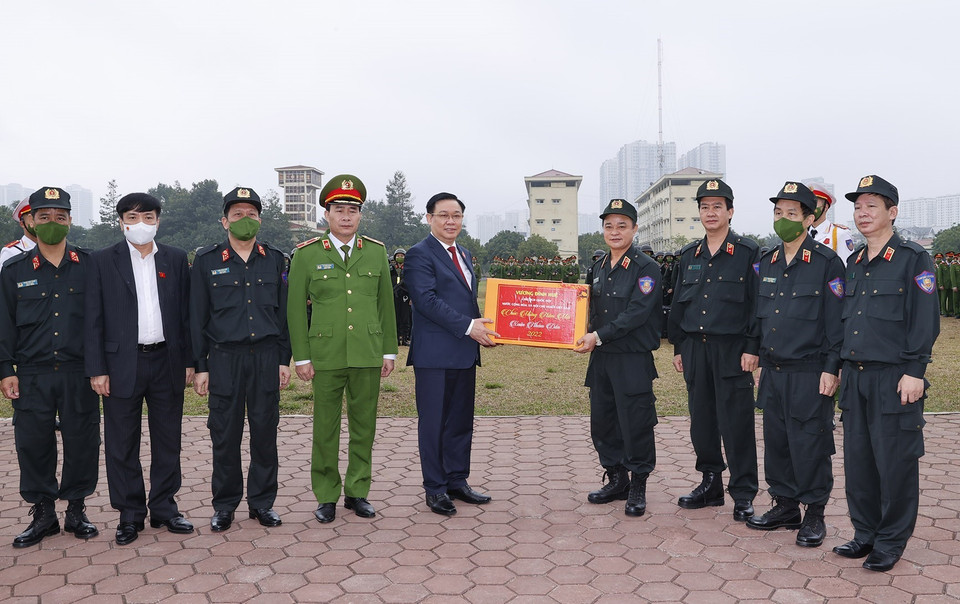 Chủ tịch Quốc hội Vương Đình Huệ tặng quà Tết cho cán bộ, chiến sỹ Bộ Tư lệnh Cảnh sát cơ động. (Ảnh: Doãn Tấn/TTXVN)