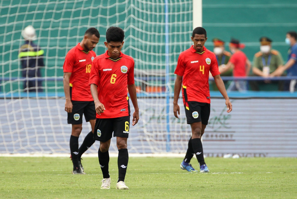 Pha tranh bóng của cầu thủ hai đội. (Ảnh: TTXVN)