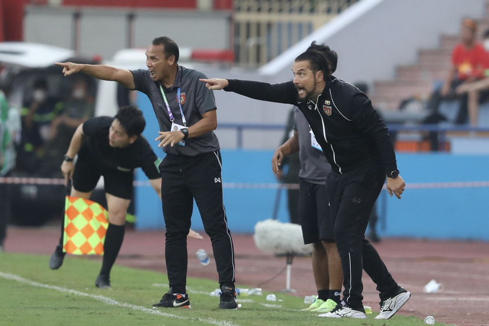 Ban huấn luyện U23 Myanmar chỉ đạo các cầu thủ trên sân. (Ảnh: Minh Quyết/TTXVN)