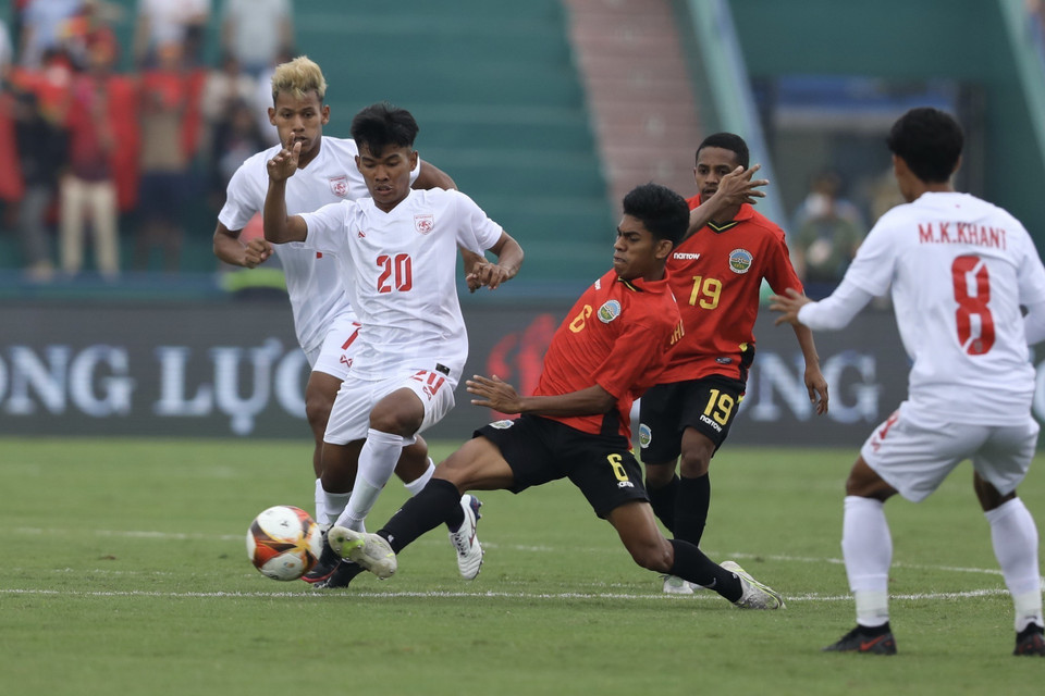 Pha tranh bóng tại khu vực giữa sân của cầu thủ hai đội. (Ảnh: Minh Quyết/TTXVN)