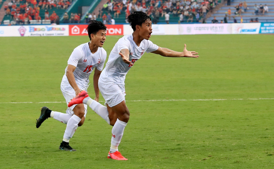 Cầu thủ Aung Wunna Soe (số 15) của U23 Myanmar ăn mừng khi ghi bàn thắng nâng tỷ số lên 3-2 vào những phút bù giờ cuối cùng. (Ảnh: Trung Kiên/TTXVN)