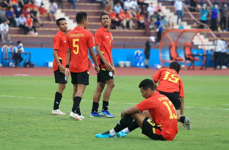 Nỗi buồn của các cầu thủ U23 Timor Leste sau khi bị thủng lưới bàn thứ 3. (Ảnh: Hoàng Linh/TTXVN)