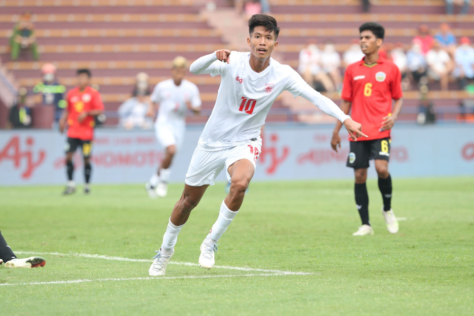 Tiền đạo Win Naing Tun (số 10) ghi bàn thắng mở tỷ số cho U23 Myanmar. (Ảnh: Hoàng Linh/TTXVN)