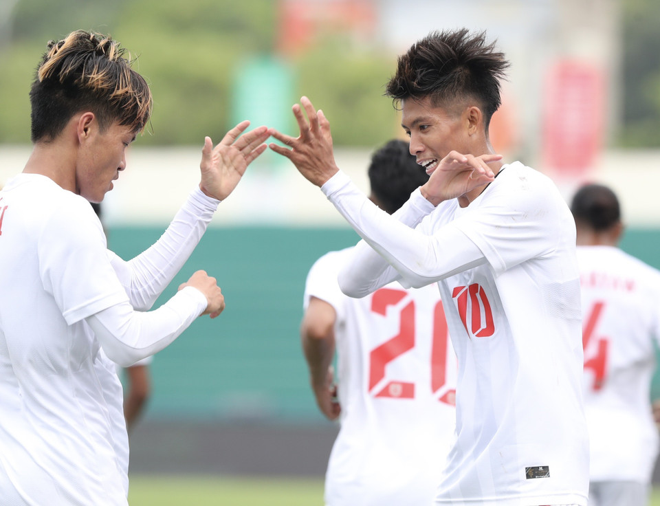 Tiền đạo Win Naing Tun (số 10) ghi bàn thắng mở tỷ số cho U23 Myanmar. (Ảnh: Hoàng Linh/TTXVN)