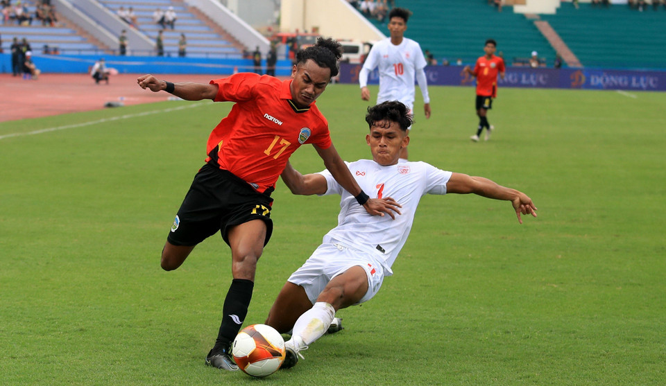 Pha tranh bóng của cầu thủ hai đội. (Ảnh: TTXVN)