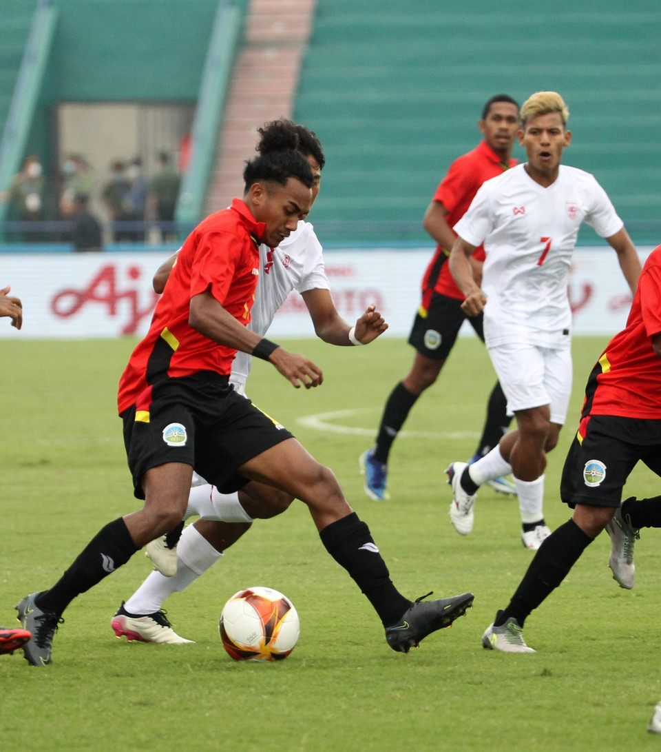 Pha tranh bóng của cầu thủ hai đội. (Ảnh: TTXVN)