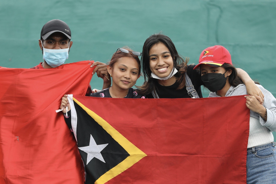 Cổ động viên trên sân. (Ảnh: Hoàng Linh/TTXVN)