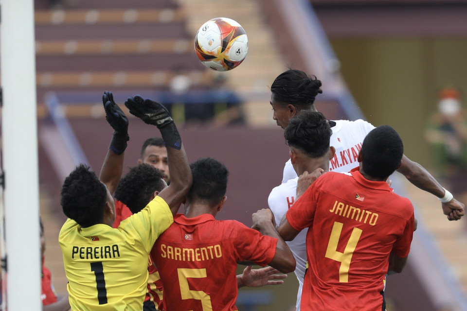 Pha tranh bóng giữa cầu thủ hai đội. (Ảnh: Minh Quyết/TTXVN)