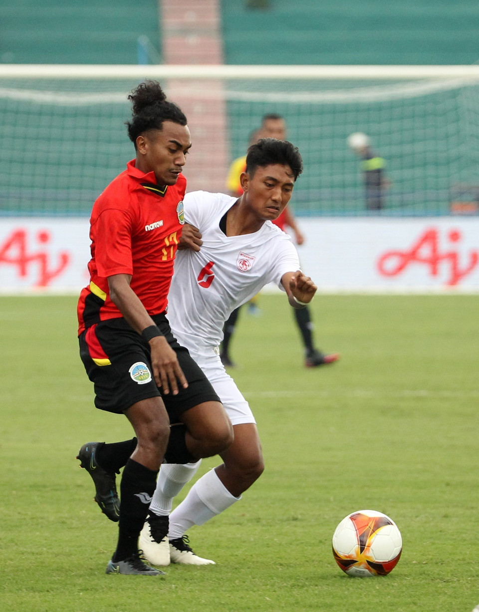 Pha tranh bóng của cầu thủ hai đội. (Ảnh: TTXVN)