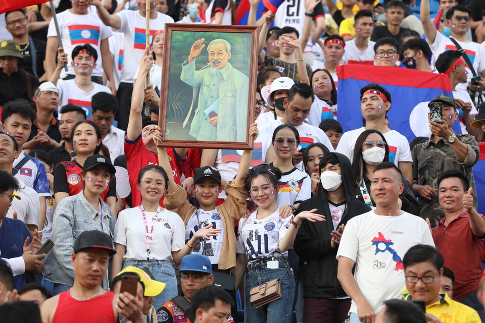 Cổ động viên Việt Nam mang ảnh Bác Hồ vào sân để cổ vũ.(Ảnh: Hoàng Linh/TTXVN)