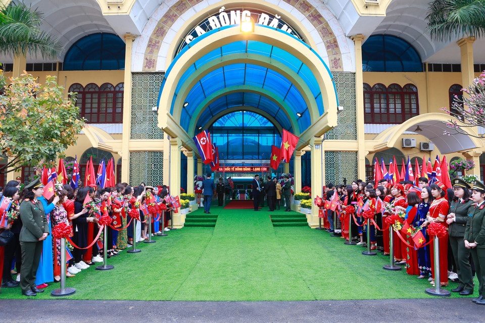 Người dân Lạng Sơn đã tập trung rất đông bên ngoài ga Đồng Đăng để chờ đón, tiễn đoàn Triều Tiên. (Ảnh: Doãn Tấn/TTXVN)