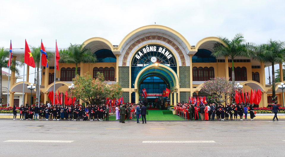 Người dân Lạng Sơn đã tập trung rất đông bên ngoài ga Đồng Đăng để chờ đón, tiễn đoàn Triều Tiên. (Ảnh: Doãn Tấn/TTXVN)