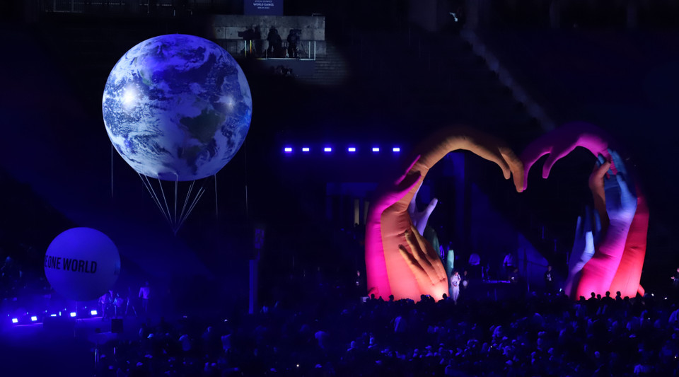 Hình ảnh Trái Đất hòa hợp và hình Trái tim tạo thành từ những cánh tay yêu thương tại Special Olympics Berlin 2023. (Ảnh: Mạnh Hùng/TTXVN)