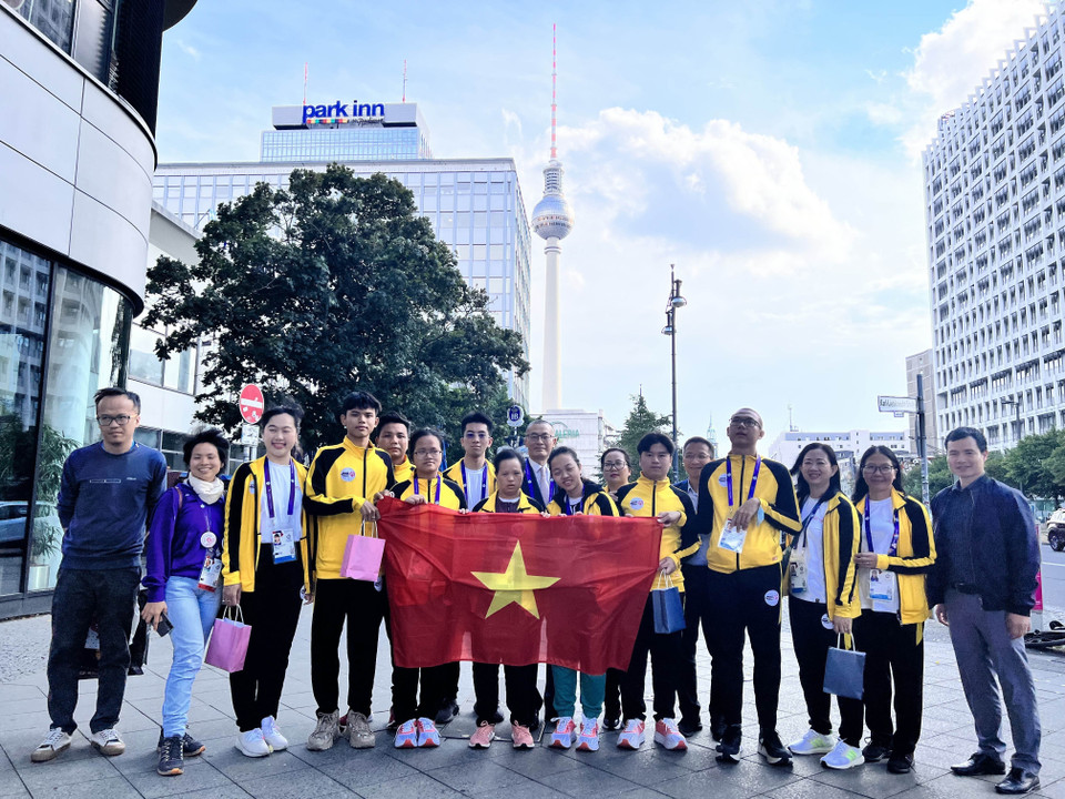 Lãnh đạo Đại sứ quán tới thăm hỏi, động viên đoàn thể thao Việt Nam tham dự Special Olympics. (Ảnh: Mạnh Hùng/TTXVN)
