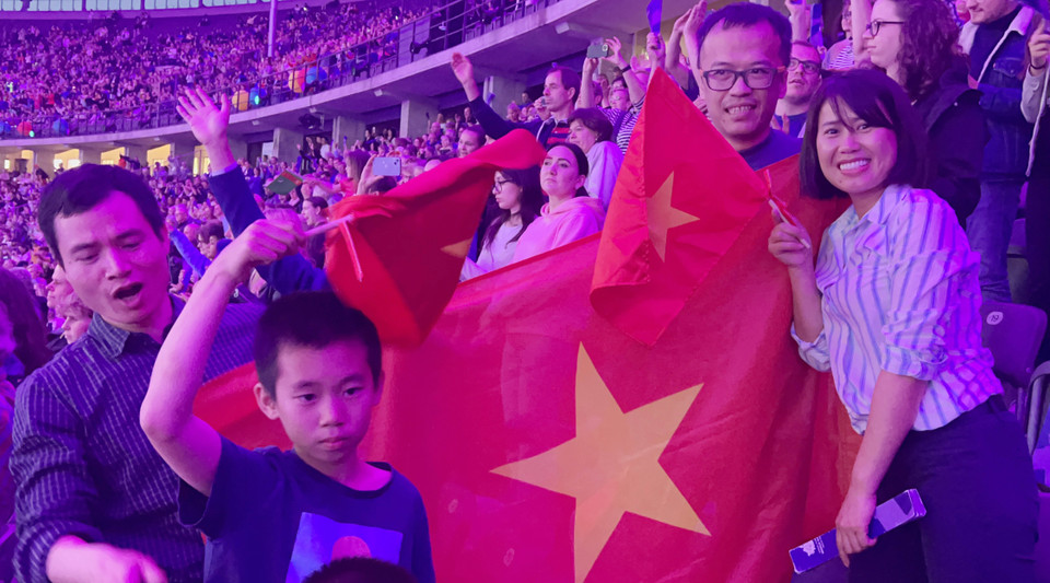 Cổ động viên Việt Nam tại Lễ khai mạc Special Olympics Berlin 2023. (Ảnh: Mạnh Hùng/TTXVN)