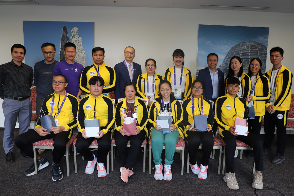 Lãnh đạo Đại sứ quán tới thăm hỏi, động viên Đoàn thể thao Việt Nam tham dự Special Olympics. (Ảnh: Mạnh Hùng/TTXVN)
