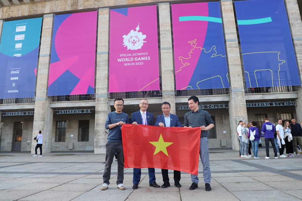 Cán bộ Đại sứ quán tới sân vận động Olympia để cổ vũ cho các vận động viên Việt Nam. (Ảnh: Mạnh Hùng/TTXVN)