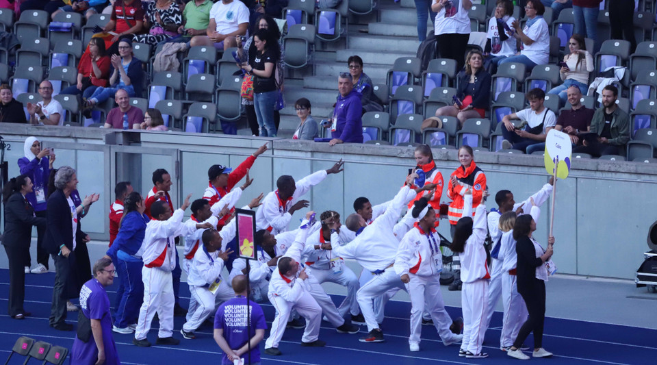 Đoàn thể thao Cuba bày tỏ cảm ơn các cổ động viên tại Special Olympics. (Ảnh: Mạnh Hùng/TTXVN)