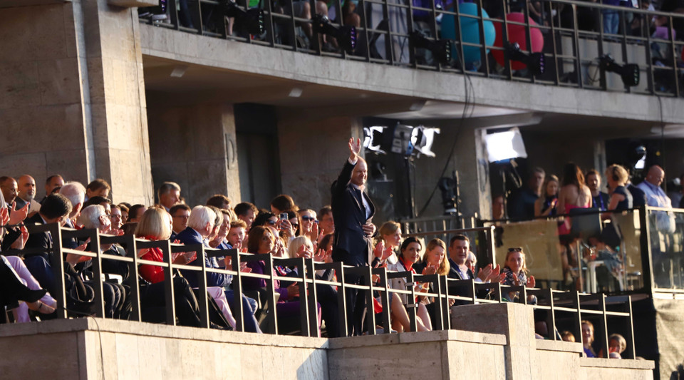 Thủ tướng Đức Olaf Scholz được chào đón tại Special Olympics. (Ảnh: Mạnh Hùng/TTXVN)