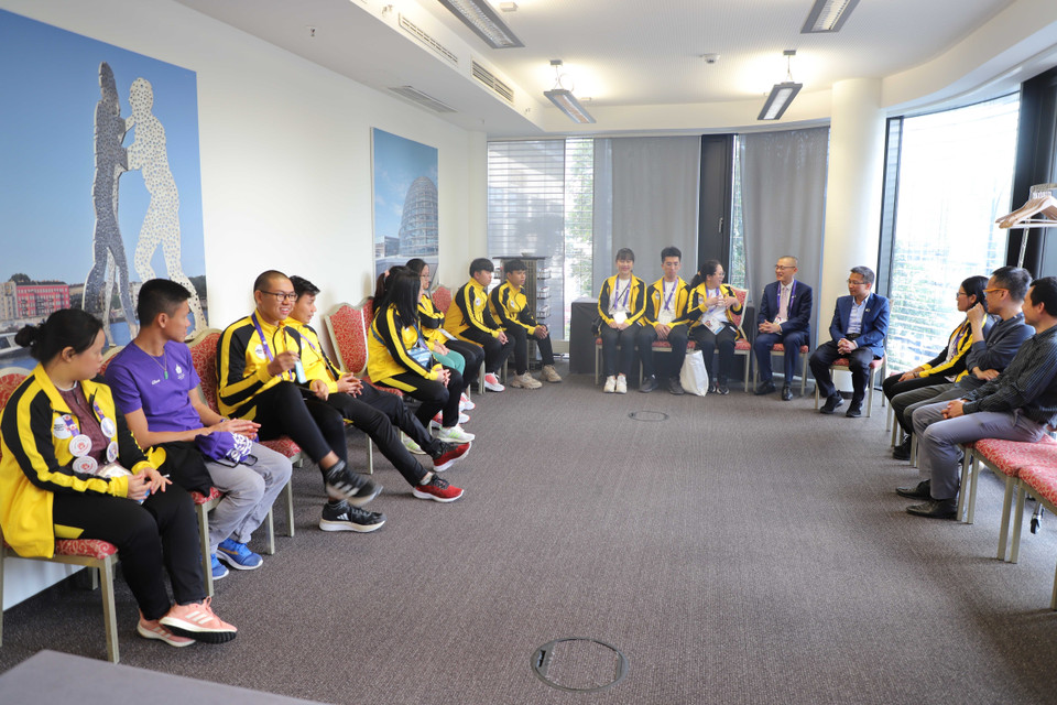 Lãnh đạo Đại sứ quán tới thăm hỏi, động viên Đoàn thể thao Việt Nam tham dự Special Olympics. (Ảnh: Mạnh Hùng/TTXVN)