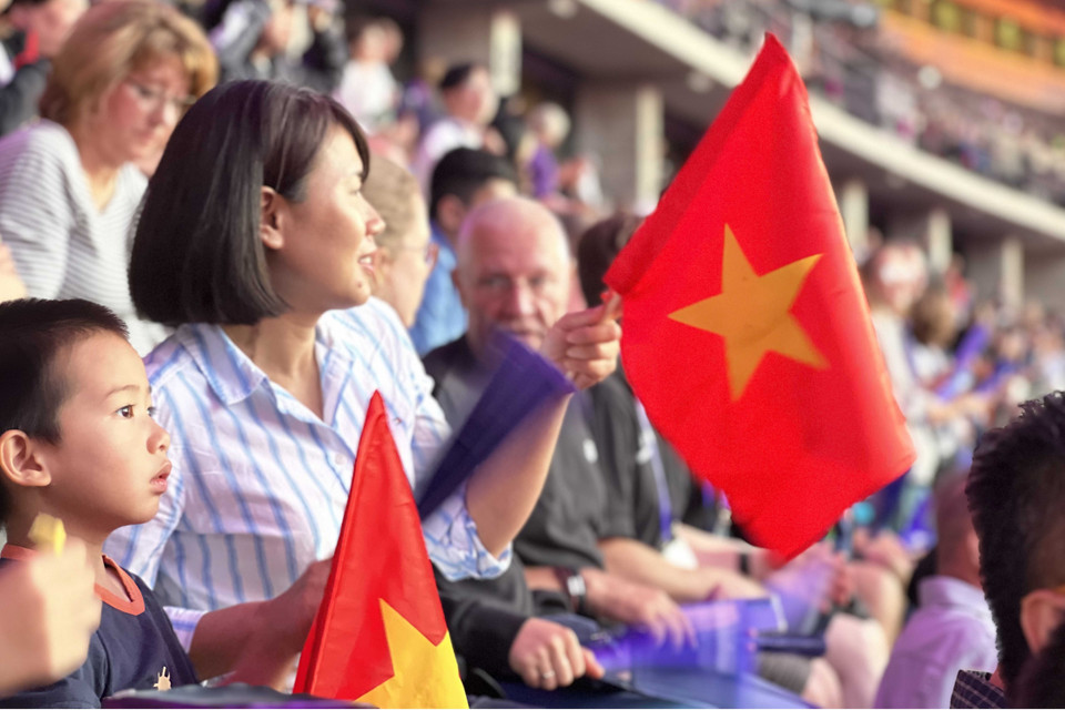 Cổ động viên Việt Nam tại Lễ khai mạc Special Olympics Berlin 2023. (Ảnh: Mạnh Hùng/TTXVN)
