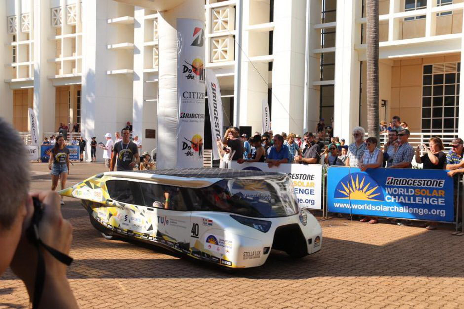 Xe Stella Lux của đội Eidenhoven đến từ Hà Lan xuất phát đầu tiên trong chặng đua. (Nguồn: ABC)