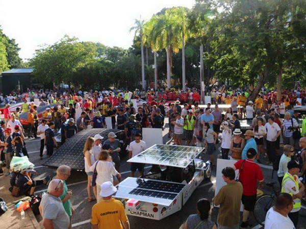 Người dân Darwin hào hứng trước các thiết kế độc đáo của xe năng lượng Mặt Trời. (Nguồn: ABC)