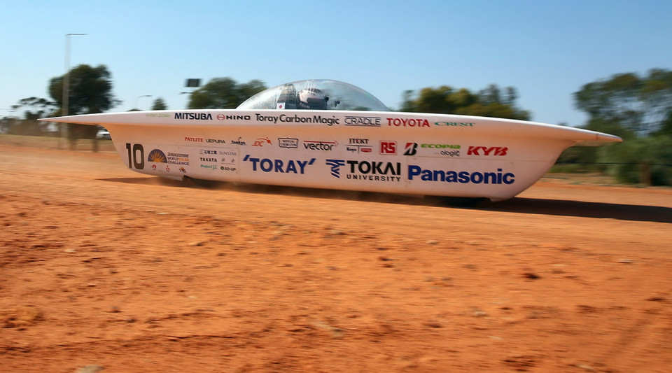 Các mẫu ôtô chạy bằng năng lượng Mặt Trời tham gia cuộc đua. (Nguồn: AFP/TTXVN)