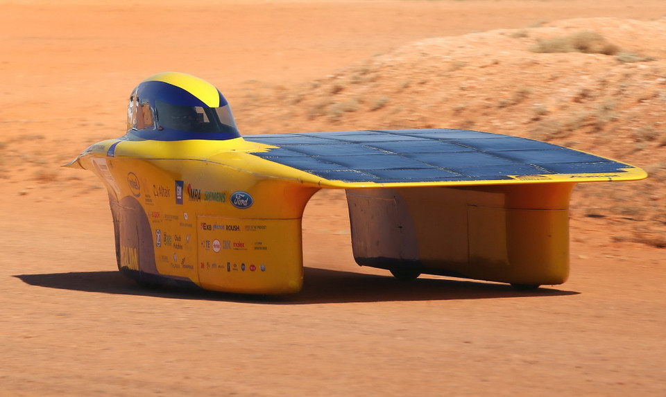 Các mẫu ôtô chạy bằng năng lượng Mặt Trời tham gia cuộc đua. (Nguồn: AFP/TTXVN)