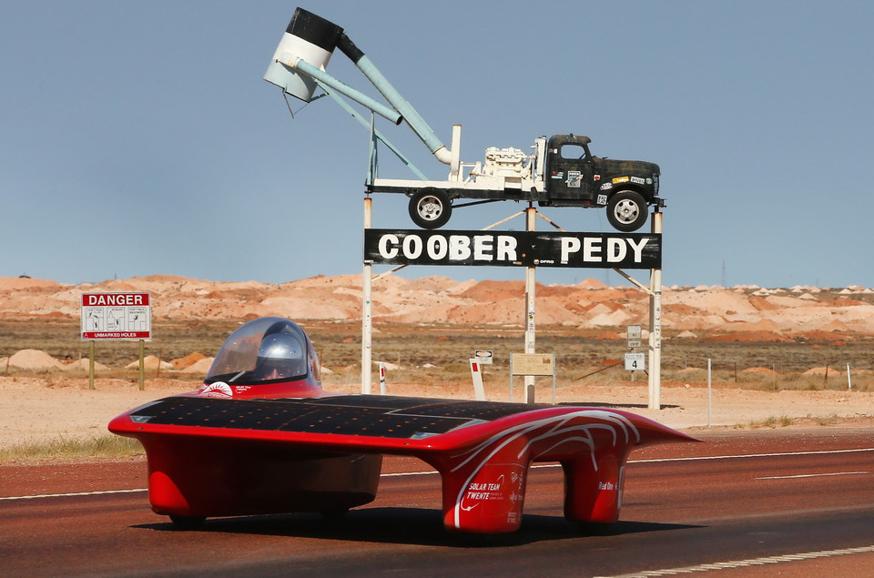 Các mẫu ôtô chạy bằng năng lượng Mặt Trời tham gia cuộc đua. (Nguồn: AFP/TTXVN)