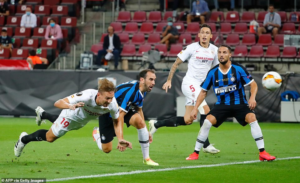 Phút 12, từ đường tạt cánh của Navas, de Jong lao vào đánh đầu dũng mãnh gỡ hòa 1-1 cho Sevilla. (Nguồn: Getty Images)